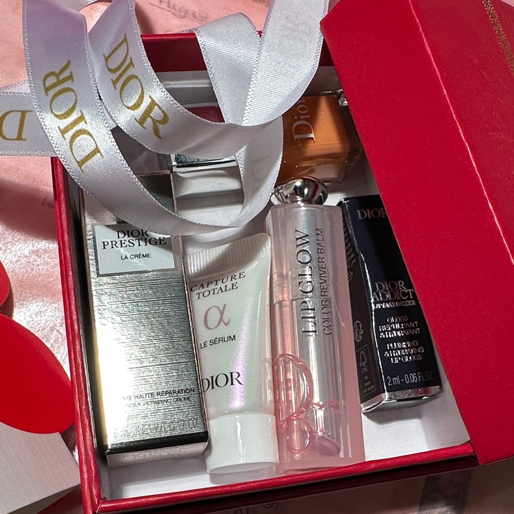 Dior Red Gift Bag with Gold Accents - Picture 9 of 11